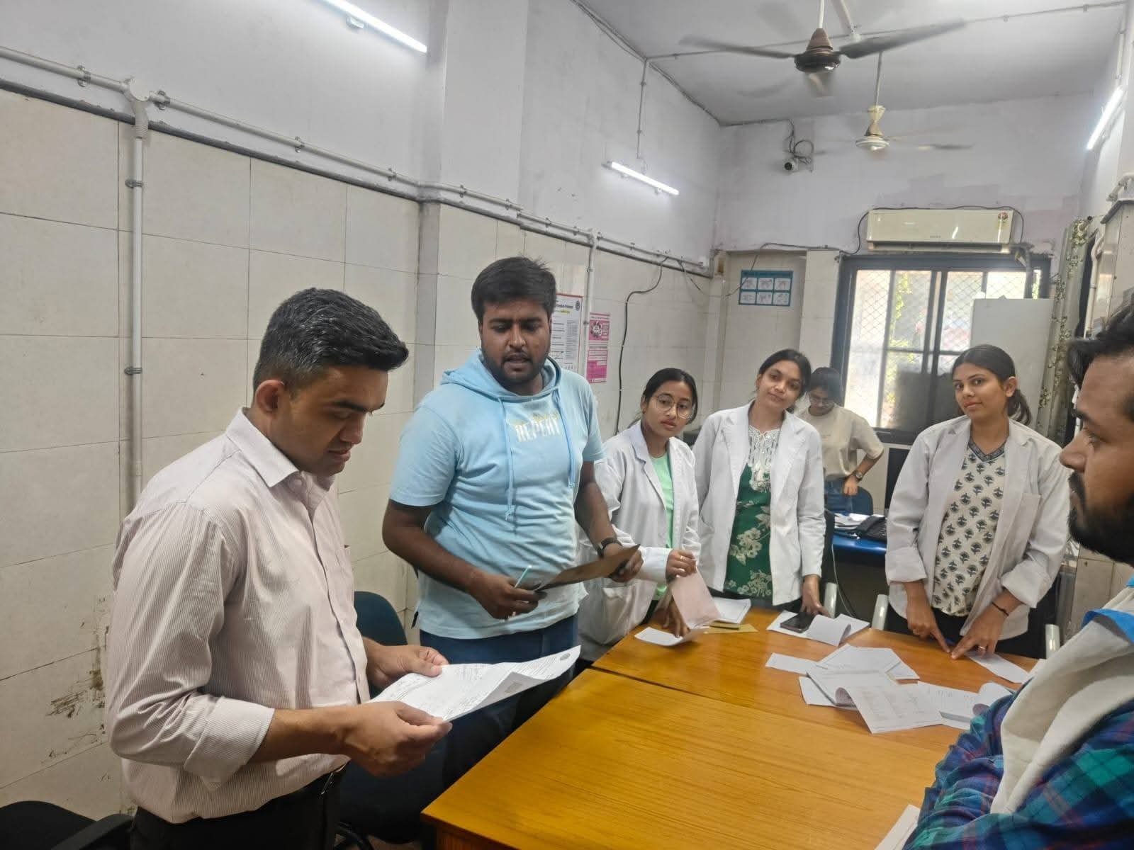 भोपाल में कलेक्टर प्रियंक मिश्रा का अस्पताल निरीक्षण, व्यवस्थाएं सुधारने के निर्देश