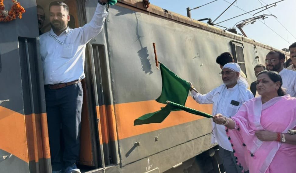 इटारसी स्टेशन से अमृत भारत एक्सप्रेस को हरी झंडी, सांसद दर्शन सिंह चौधरी बोले- विकास की नई जीवनरेखा