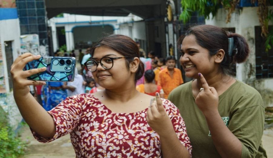 बंगाल चुनाव में मतदाताओं का उत्साह, दूसरे चरण में 11 बजे तक करीब 40 फीसदी वोटिंग दर्ज; पुरबा बर्धमान सबसे आगे