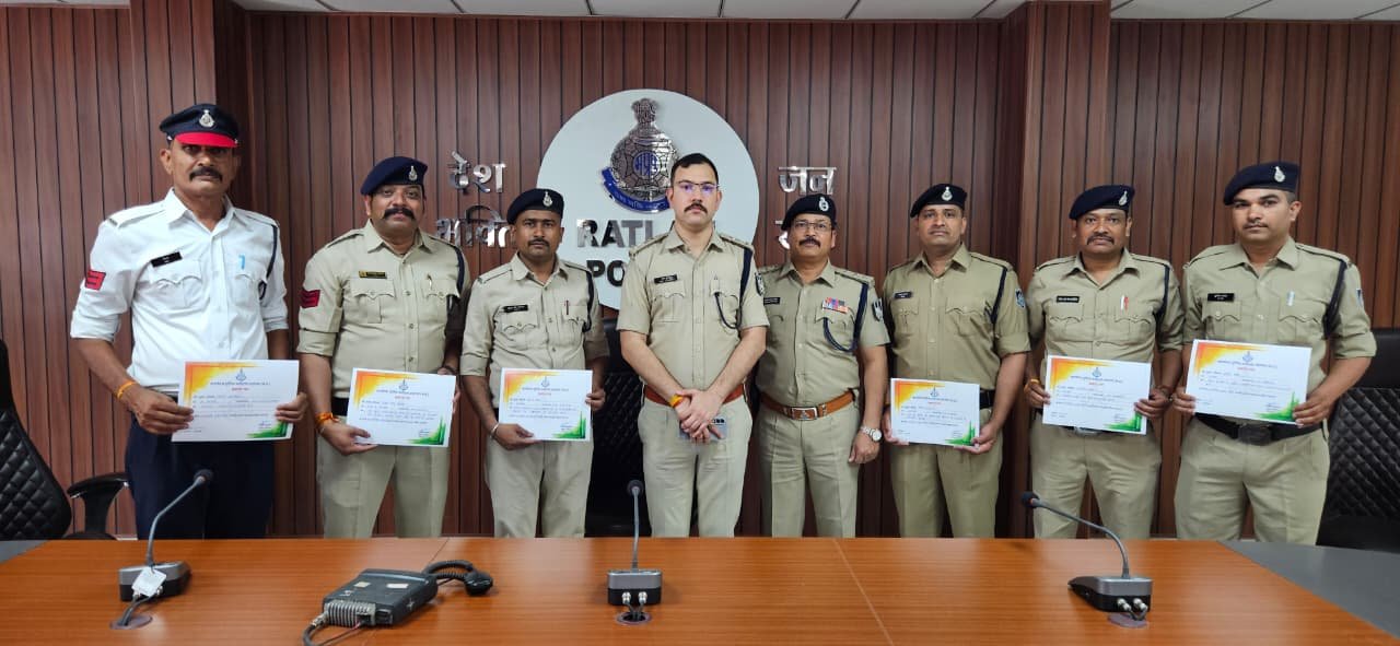 रतलाम पुलिस की नई पहल, 9 पुलिसकर्मी सम्मानित, उत्कृष्ट कार्यों पर SP अमित कुमार ने दिए प्रशस्ति पत्र