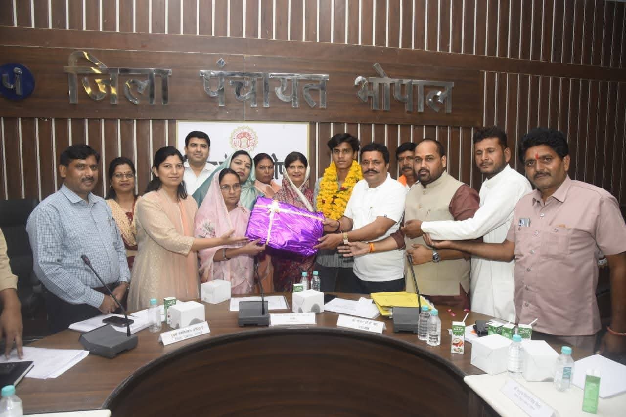 जिला पंचायत बैठक में नारी सशक्तिकरण प्रस्ताव को मिली मंज़ूरी, पेयजल और जनसमस्याओं पर हुई अहम चर्चा