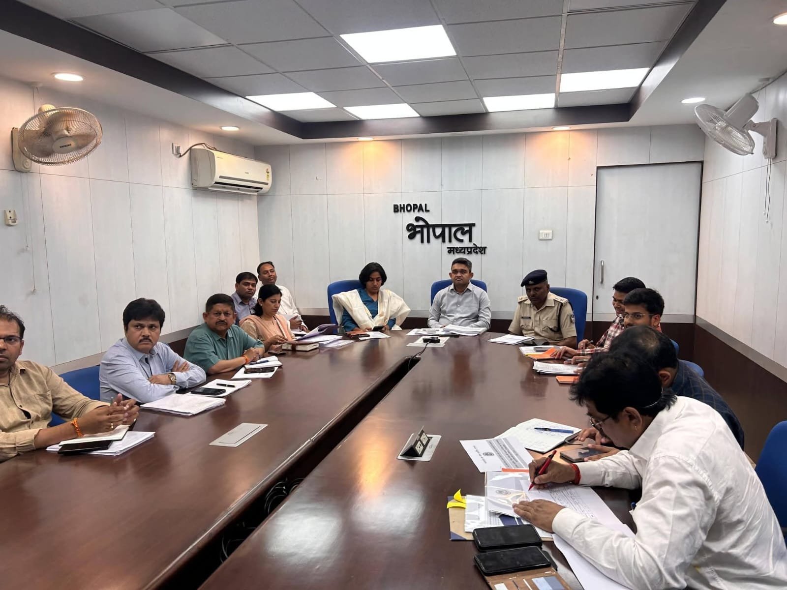 मध्यप्रदेश के मुख्य सचिव अनुराग जैन की अध्यक्षता में जिलों की समीक्षा बैठक का आयोजन