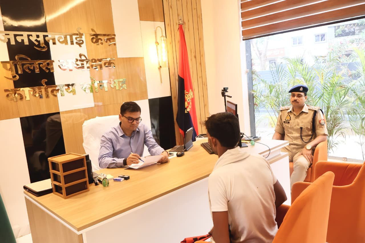 एसपी सोनभद्र के सख्त तेवर; जनसुनवाई में सुनी फरियाद, अधिकारियों को दिए निर्देश