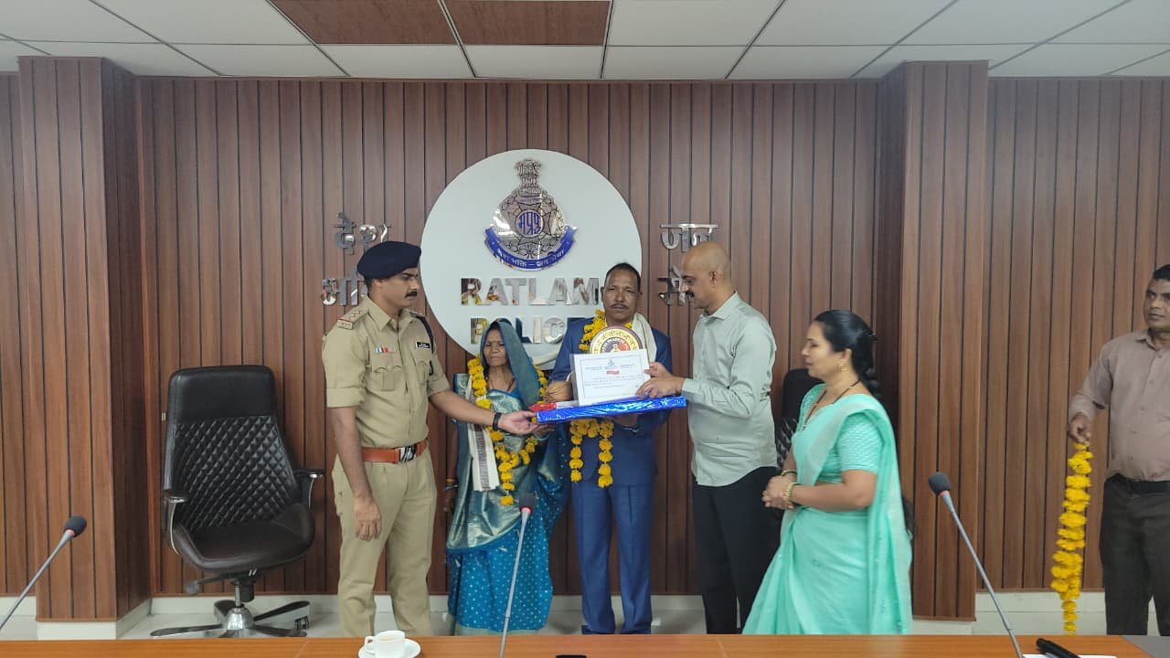 सेवानिवृत्त हुए उप निरीक्षक वीरसिंह देवड़ा, रतलाम एसपी कार्यालय में सम्मान समारोह