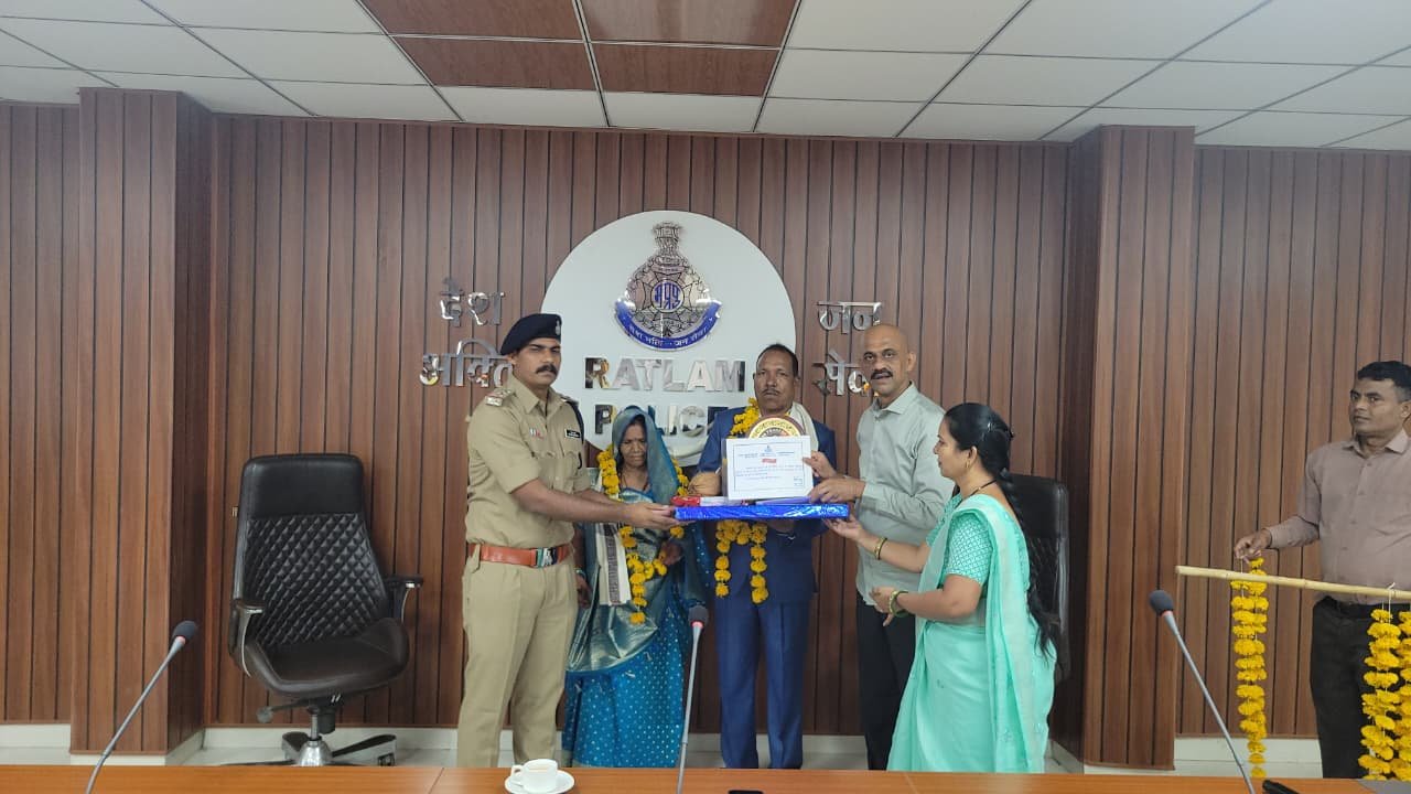 पुलिस विभाग में लंबी सेवा के बाद सेवानिवृत्त हुए अधिकारी के विदाई समारोह का आयोजन