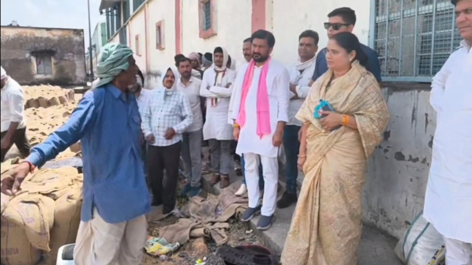 सागर: बीना में विधायक निर्मला सप्रे का वेयरहाउस निरीक्षण, किसानों की समस्याओं पर सख्त कार्रवाई