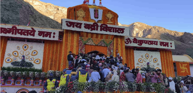 उत्तराखंड में बद्रीनाथ धाम के कपाट खुले, जयकारों से गूंजा पूरा क्षेत्र
