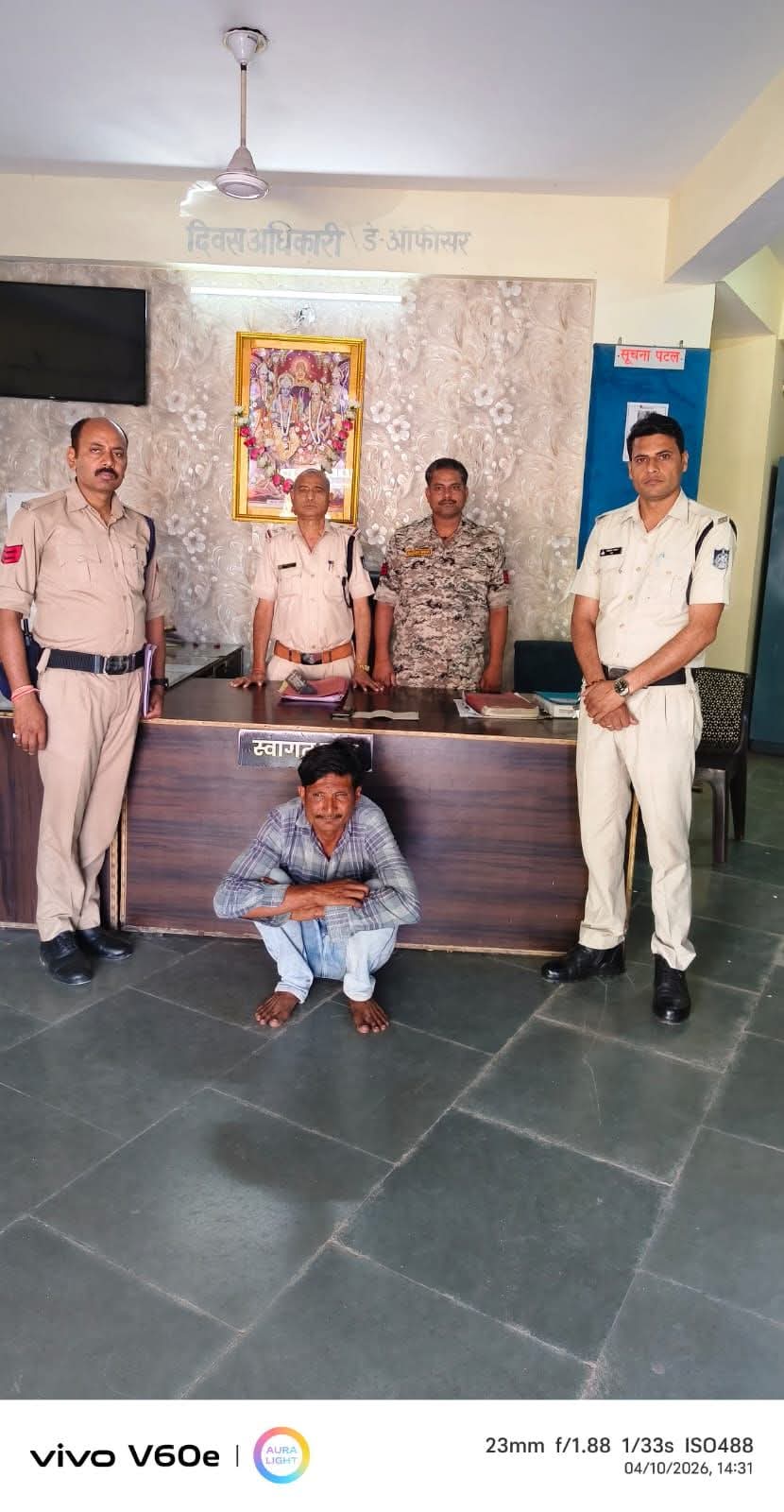 भोपाल का शातिर बदमाश छतरपुर में गिरफ्तार; 5 जिलों में चोरी-लूट के मामले दर्ज, बैंक से पैसे छीनते रंगे हाथों पकड़ाया