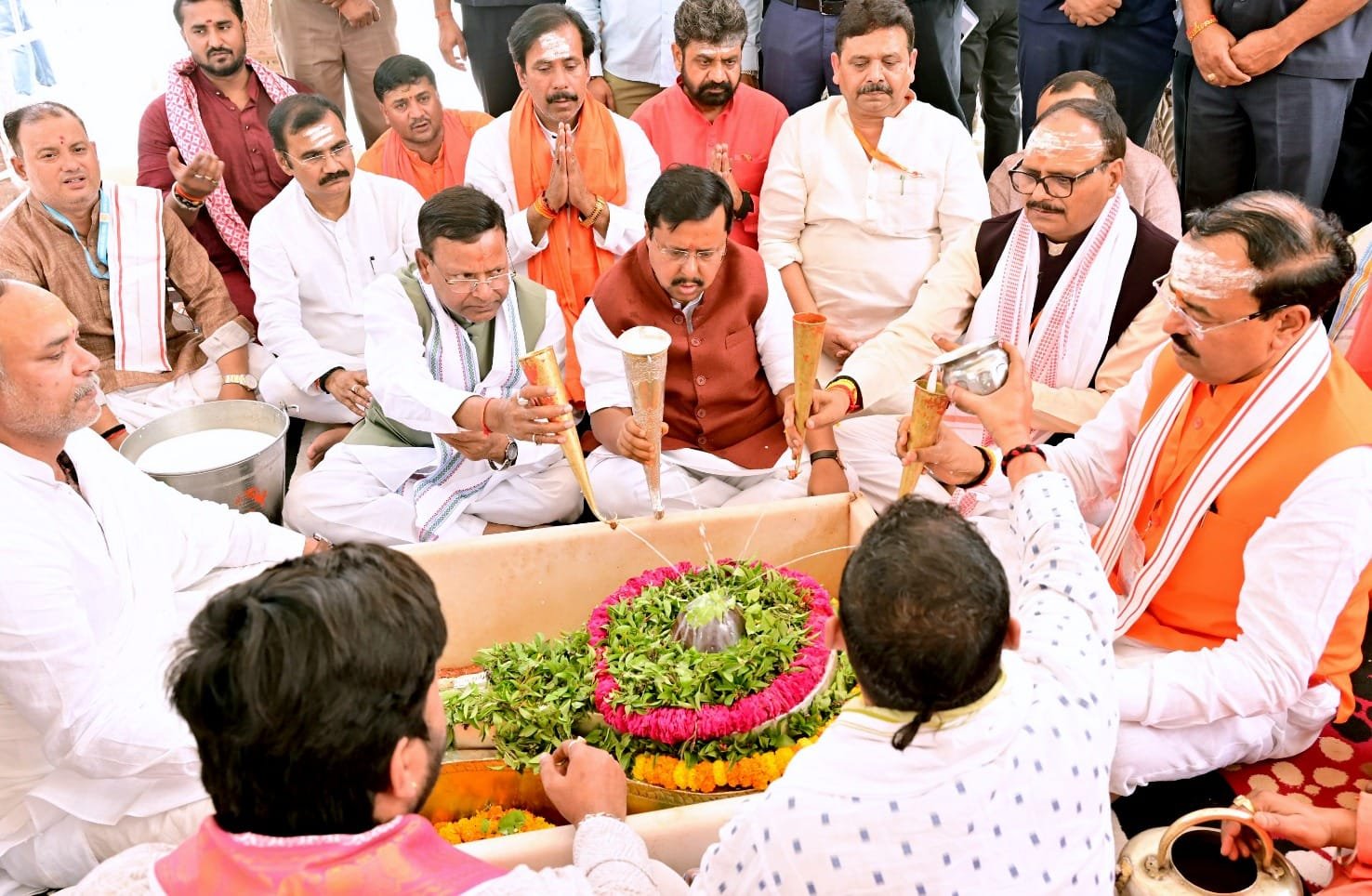 काशी विश्वनाथ मंदिर पहुंचे सीएम योगी, राष्ट्रीय अध्यक्ष नितिन नवीन ने भी किया दर्शन