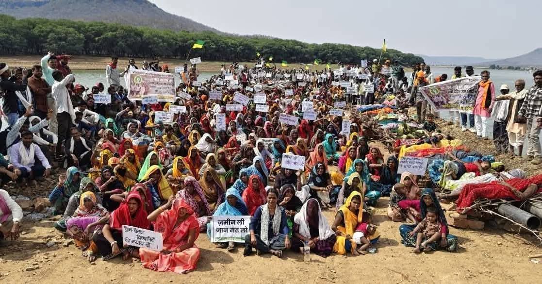 छतरपुर में ‘चिता आंदोलन’ नकली चिताओं पर लेटीं आदिवासी महिलाएं, बोलीं- “हक नहीं दे सकते तो हमें यहीं जला दो