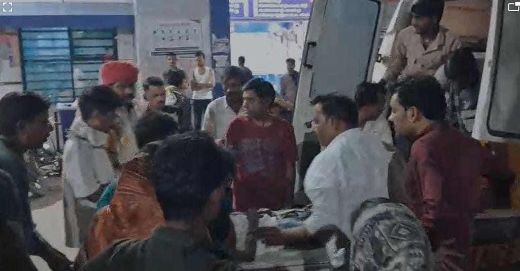 बक्सवाहा में भीषण सड़क हादसा: तीन बाइकों की टक्कर के बाद ट्रक से भिड़ीं गाड़ियाँ, 6 लोग घायल