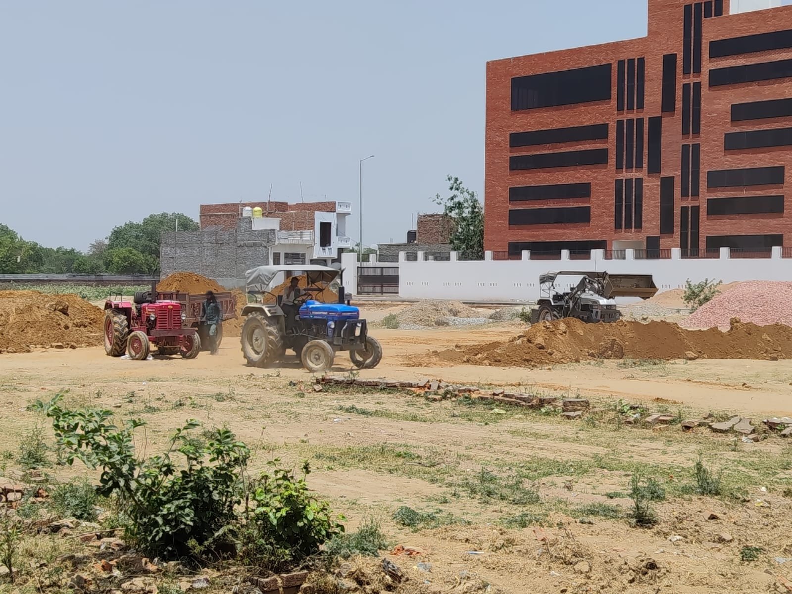 फिरोजाबाद में अवैध मिट्टी डंपिंग से प्रदूषण बढ़ा, ककराऊ कोठी क्षेत्र के लोग परेशान