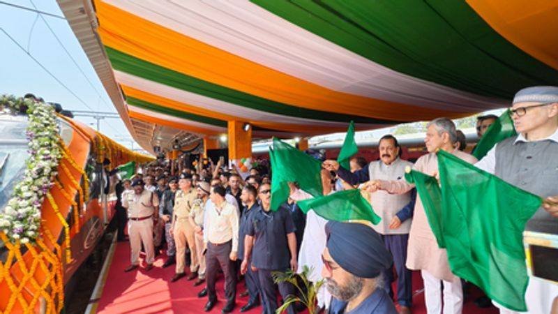 जम्मु से श्रीनगर तक वंदे भारत की रफ़्तार, रेल मंत्री अश्विनी वैष्णव ने दिखाई हरी झंडी