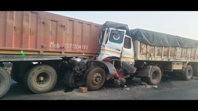 NH-30 सोहागी पहाड़ पर भीषण हादसा, दो ट्रकों की टक्कर में चालक की दर्दनाक मौत
