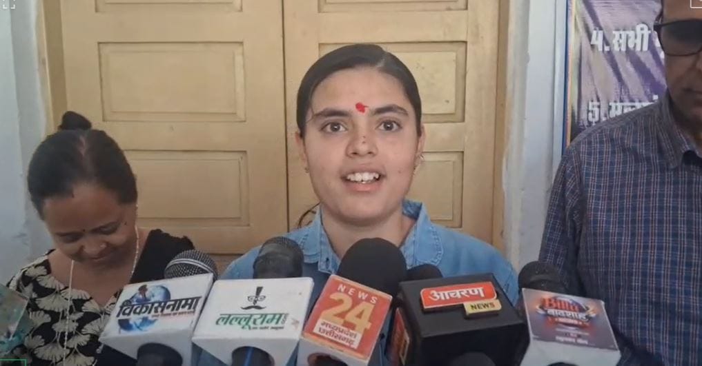 ग्वालियर की मनु शुक्ला ने कॉमर्स में प्रदेश में हासिल किया दूसरा स्थान