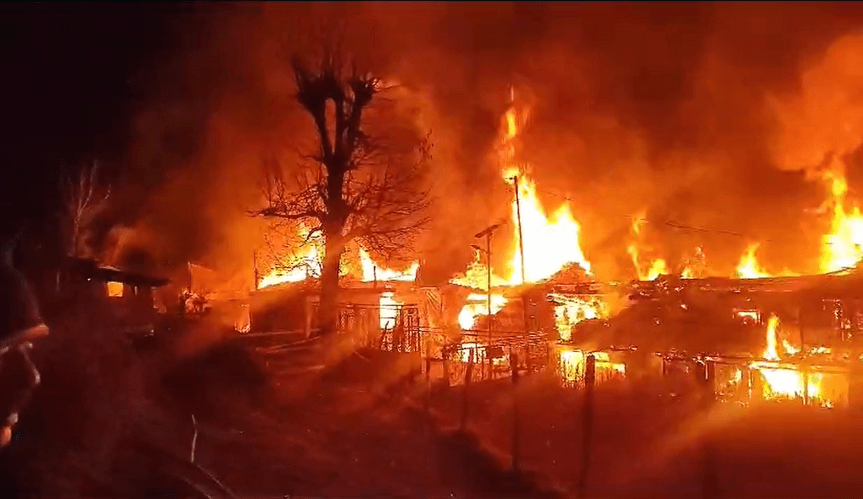 तबेले में भीषण आग, मवेशी व भूसा जलकर खाक: 5 लाख से अधिक का नुकसान