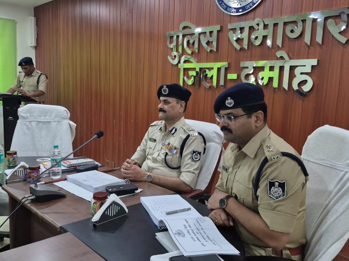 दमोह में आईजी मिथिलेश शुक्ला की अपराध समीक्षा बैठक