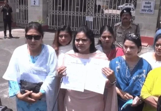 आलोट बीजेपी विधायक पर लगे गंभीर आरोप; महिला कांग्रेस की प्रदेशाध्यक्ष रीना बोरासी राज्यपाल से मिलीं, कार्रवाई की मांग