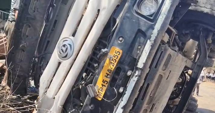 केसली: नारायणपुर में पलटा गिट्टी से भरा डंपर, मकान और पोल क्षतिग्रस्त