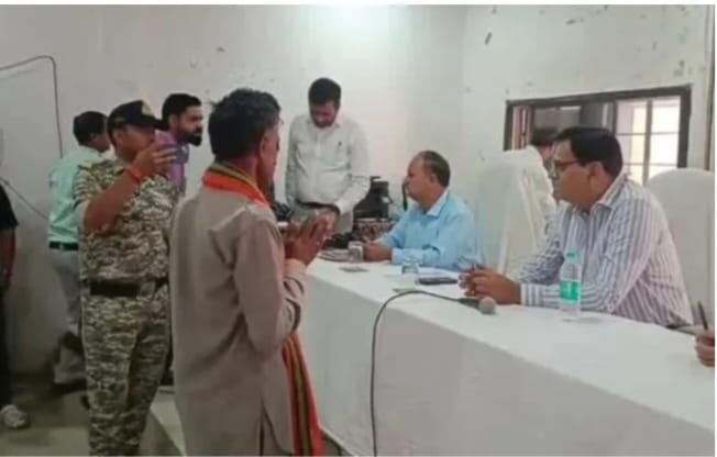 टीकमगढ़ कलेक्टर का पलेरा में ‘ऑन द स्पॉट’ एक्शन; राजस्व शिविर में निपटाए मामले, अस्पताल का किया औचक निरीक्षण