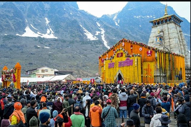 केदारनाथ धाम के कपाट खुले, जयकारों से गूंजा पूरा धाम