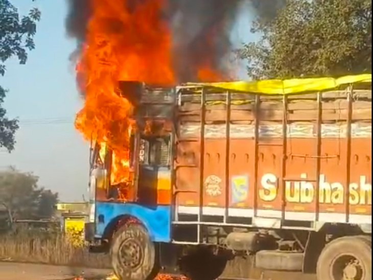 गेहूं से भरे ओवरलोड ट्रक में लगी भीषण आग, शॉर्ट सर्किट से हादसा