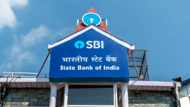 लखनऊ: स्टेट बैंक ऑफ इंडिया (SBI) के कर्मचारियों का अपनी ही बैंक के सामने जोरदार प्रदर्शन