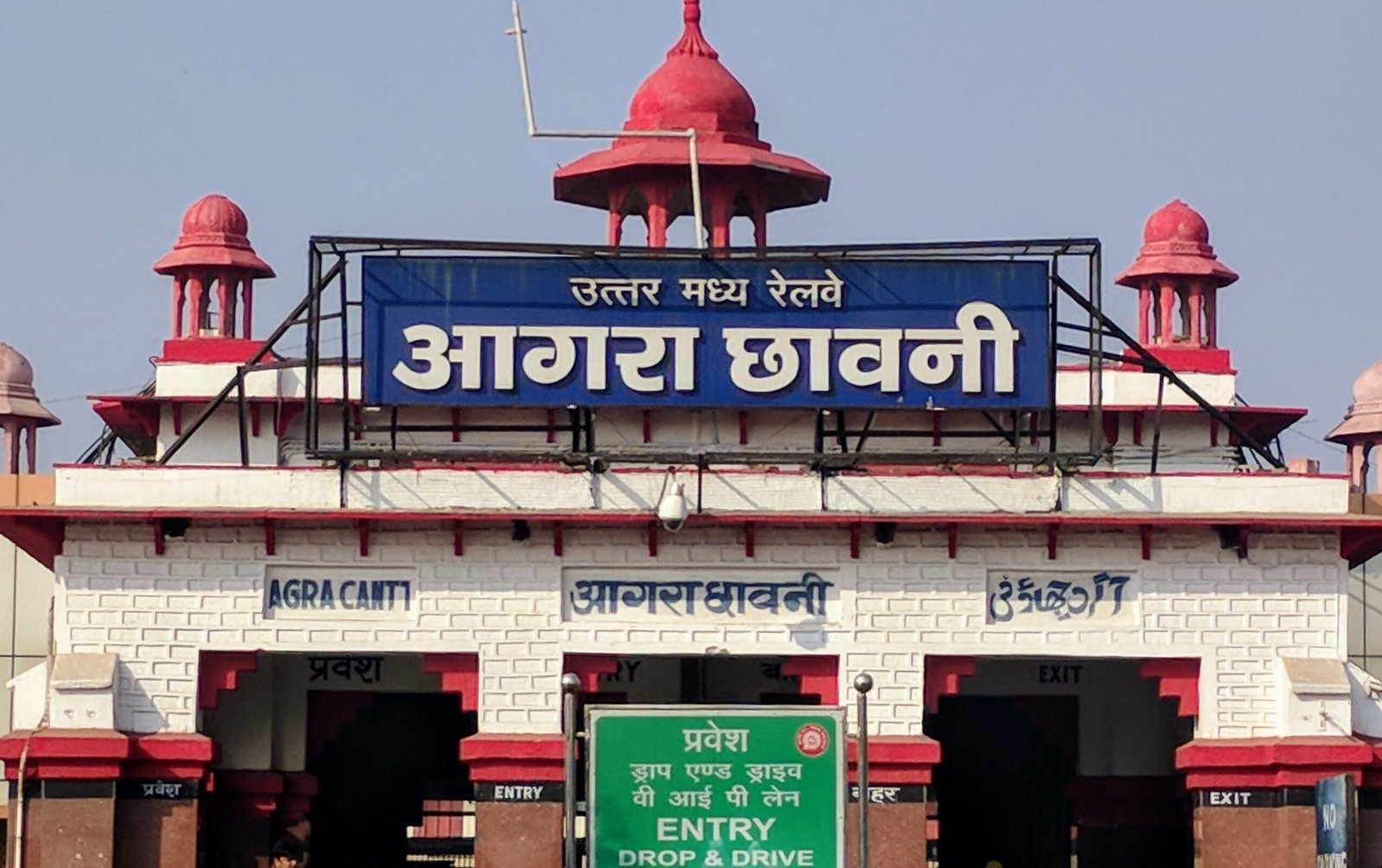 आगरा छावनी स्टेशन पर बड़ा हादसा टला, ट्रेन मैनेजर की बहादुरी से बची जान