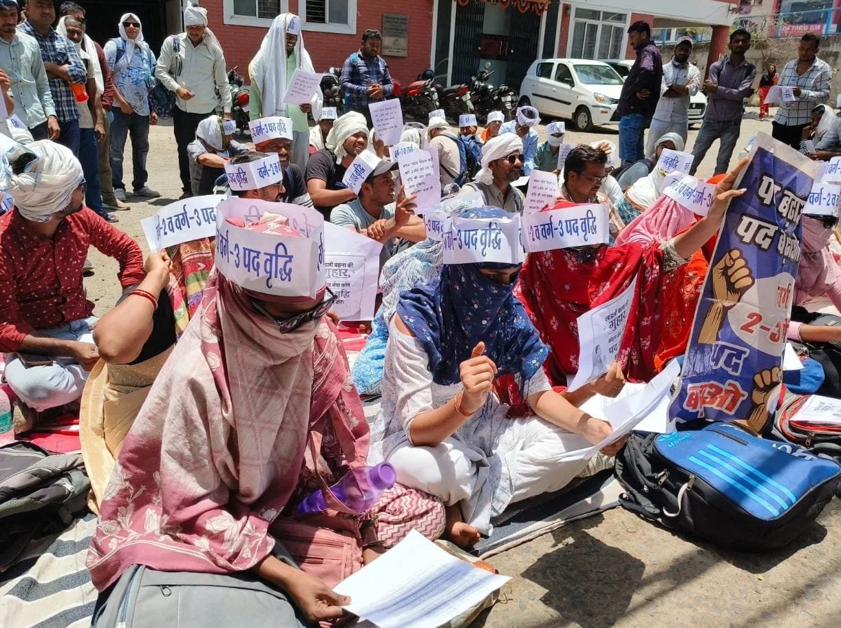 एमपी शिक्षक भर्ती; DPI दफ्तर के बाहर शिक्षक अभ्यर्थियों का वर्ग-2 और वर्ग-3 में पद वृद्धि को लेकर बड़ा प्रदर्शन