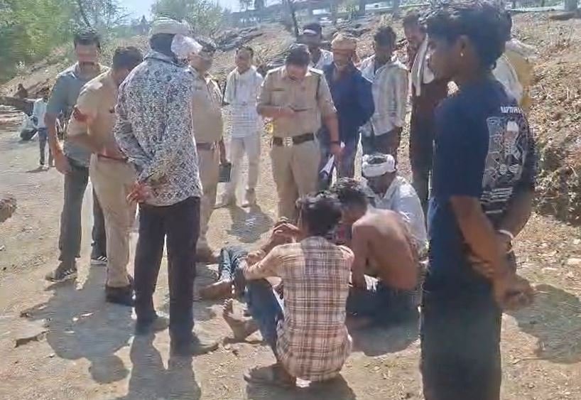 दमोह-सागर मार्ग पर सनसनी: पुल के नीचे पानी में मिला 18 वर्षीय युवक का शव, जांच में जुटी पुलिस