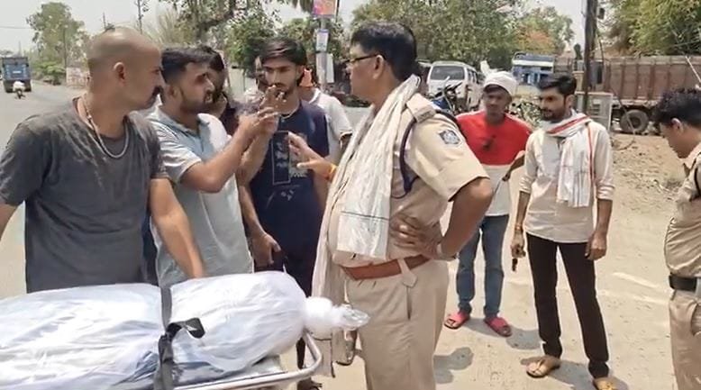 इछावर में खूनी संघर्ष; जमीनी रंजिश में एक की मौत, थाने के सामने शव रखकर परिजनों का प्रदर्शन