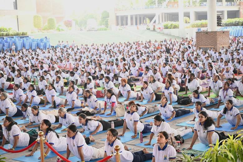 हैदराबाद योग महोत्सव में 6000 लोगों ने साथ किया भुजंगासन, एशिया बुक ऑफ रिकॉर्ड्स में नाम दर्ज