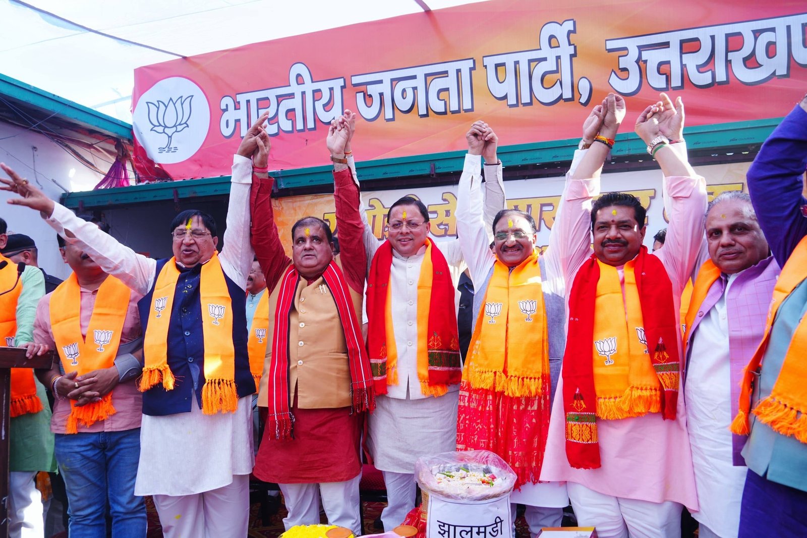 देहरादून भाजपा कार्यालय में ऐतिहासिक जीत का जश्न, सीएम धामी ने कार्यकर्ताओं संग मनाया उत्सव