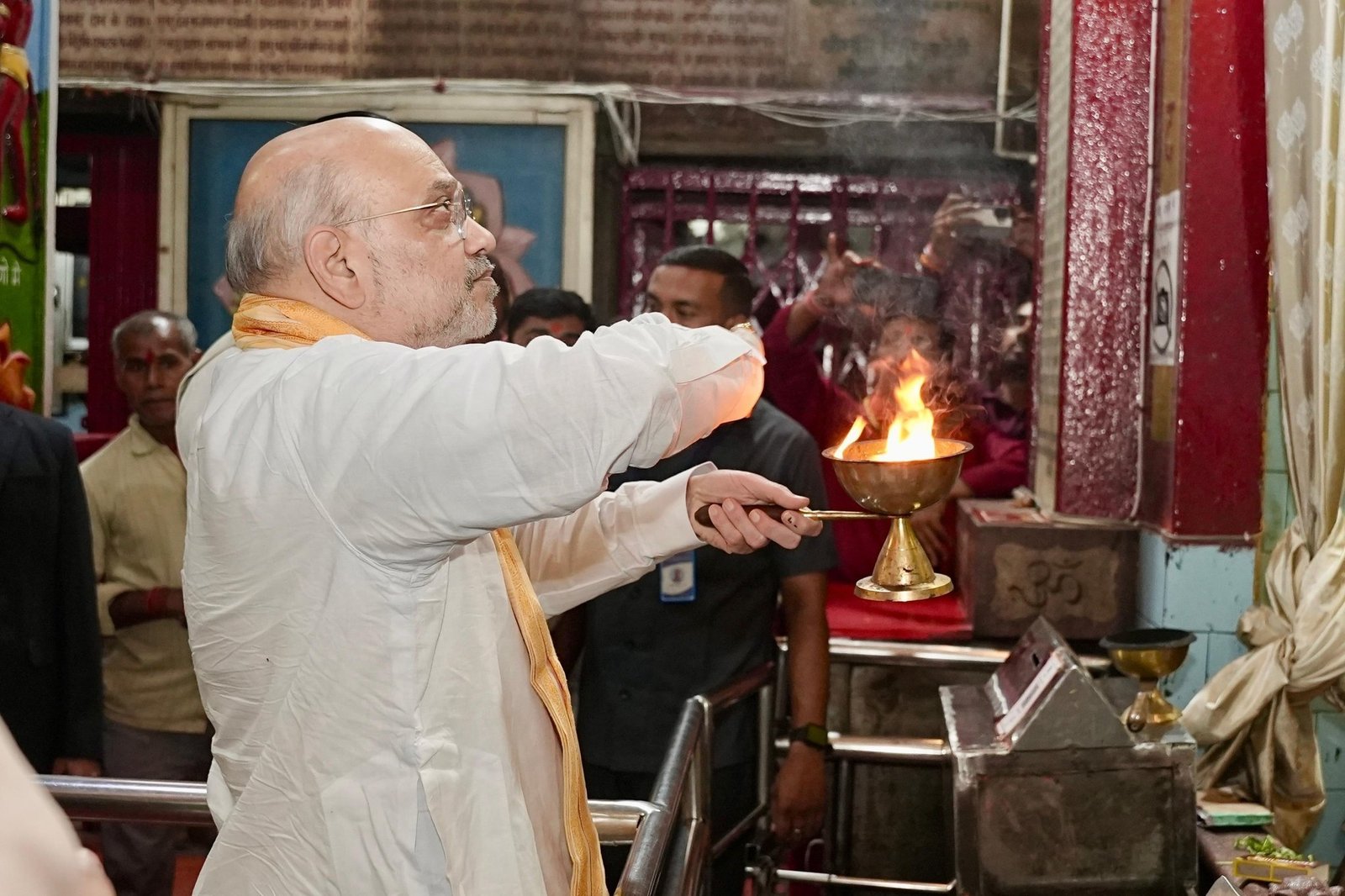 पटना पहुंचे केंद्रीय गृह मंत्री अमित शाह, मुख्यमंत्री सम्राट चौधरी ने किया स्वागत; हनुमान मंदिर में नेताओं ने की पूजा-अर्चना