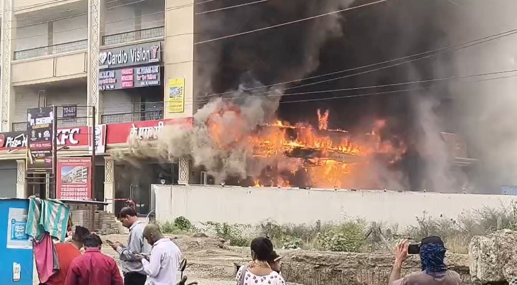 भोपाल की बिजनस एलीगेंट बिल्डिंग में भीषण आग, KFC का AC,फर्नीचर जलकर खाक, टला बड़ा हादसा