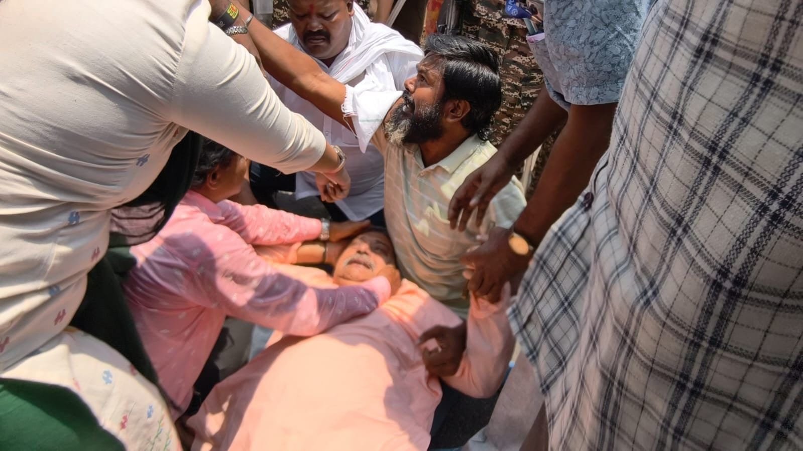 हुगली में टीएमसी सांसद कल्याण बनर्जी पर हमला: थाने के सामने प्रदर्शन के दौरान सिर में आई चोट, भाजपा पर लगाया आरोप