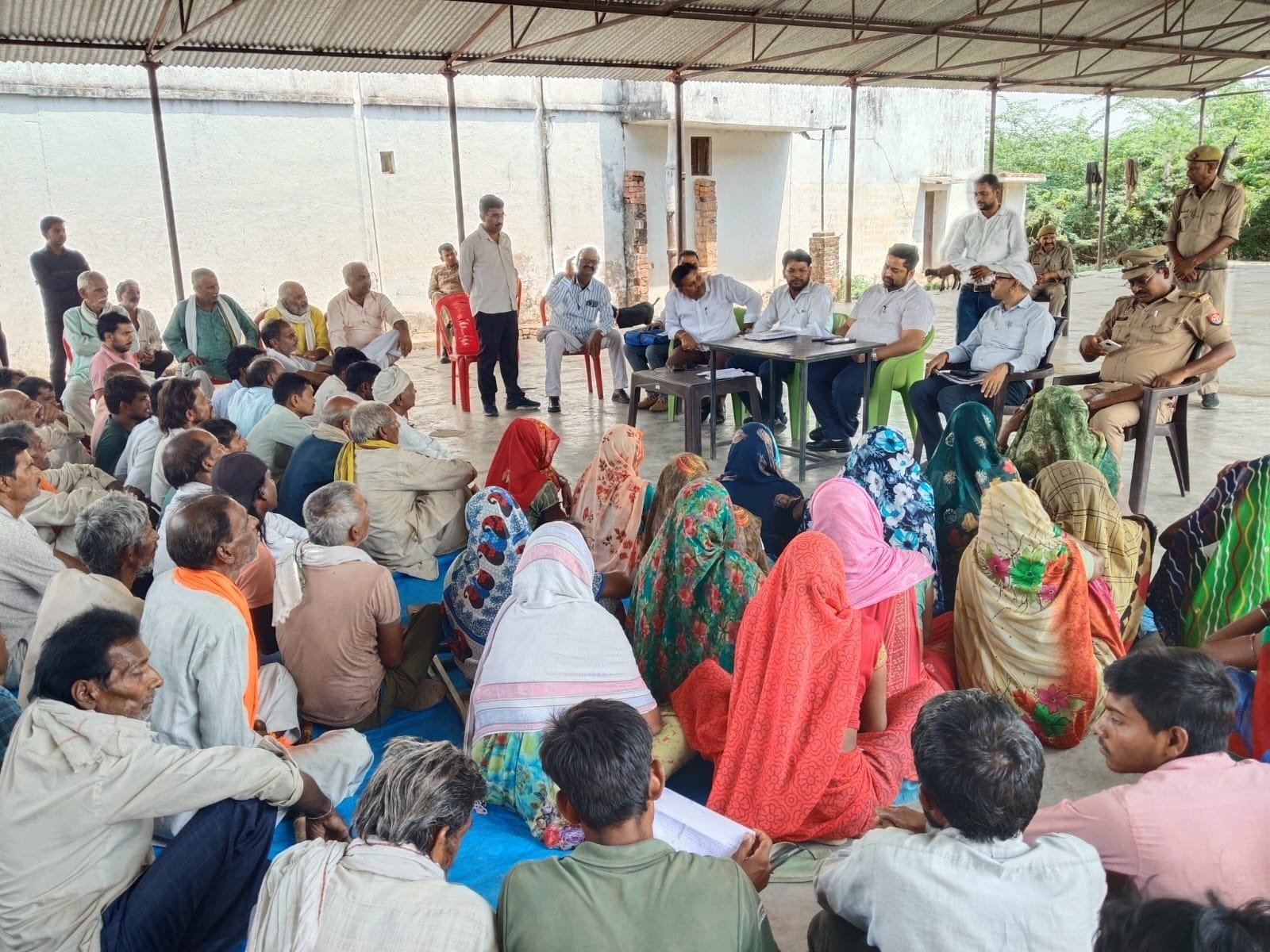 हमीरपुर: उमरहट में लगी प्रशासनिक चौपाल, एसडीएम और चकबंदी अधिकारियों ने मौके पर सुनीं जन-समस्याएं