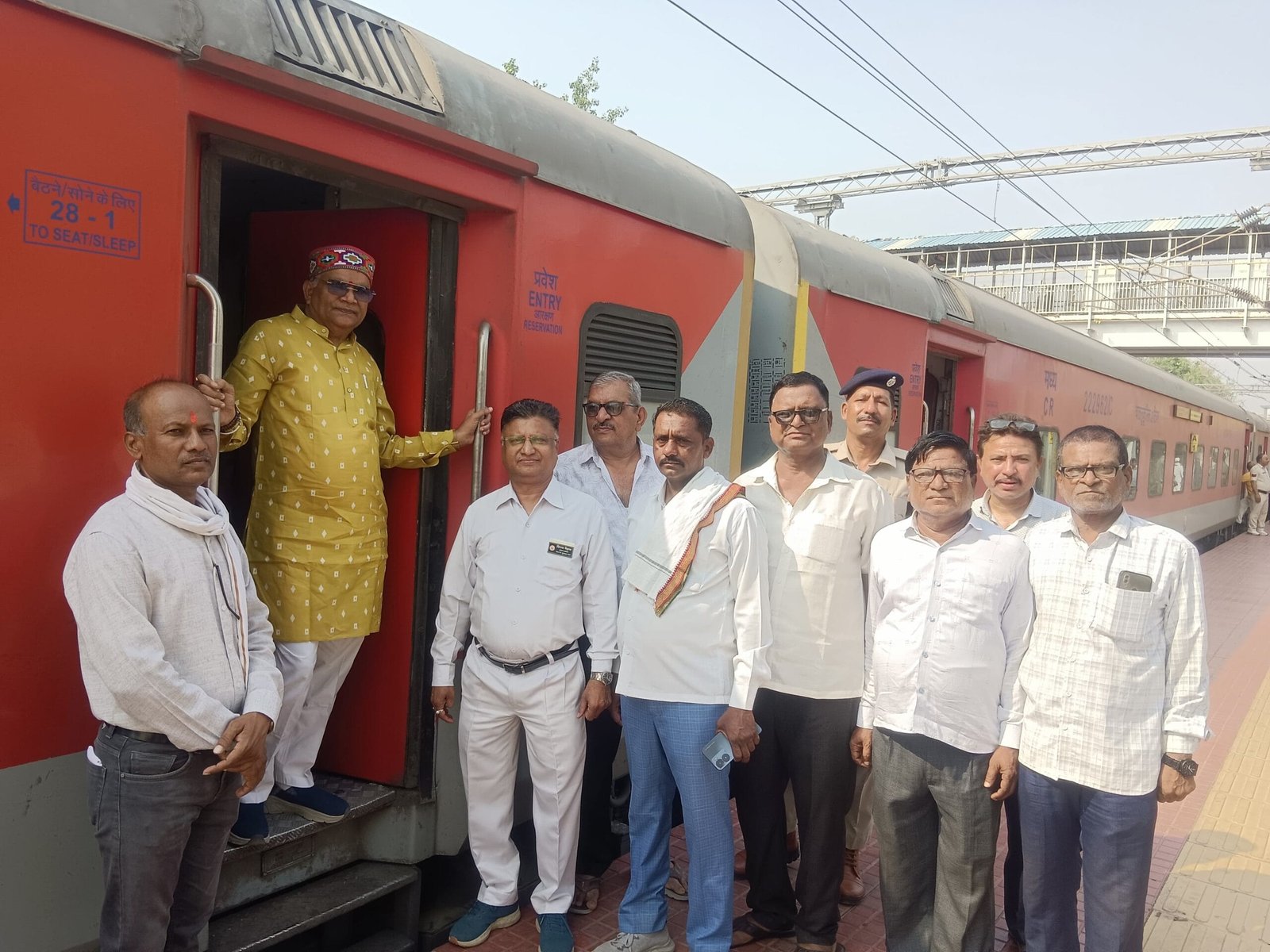 सांसद का ‘ईंधन बचाओ’ संकल्प; पीएम मोदी की अपील पर ज्ञानेश्वर पाटील ने छोड़ी लग्जरी कार, ट्रेन से हुए रवाना
