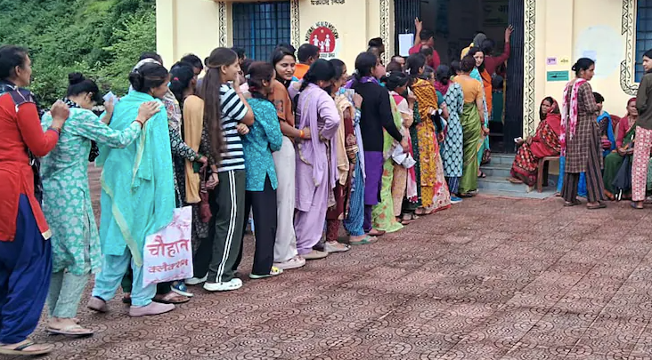पश्चिम बंगाल री-पोलिंग में दोपहर 1 बजे तक 54.9% मतदान, डायमंड हार्बर और मगराहट पश्चिम में दिखा उत्साह