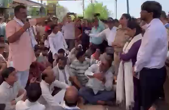 रतलाम में हाईवे हादसे के बाद 19 घंटे धरना, 1 करोड़ मुआवजे की मांग पर हुआ अंतिम संस्कार