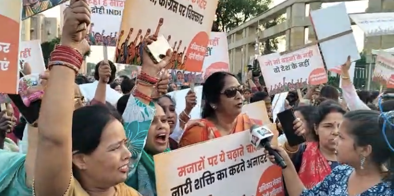 लखनऊ: विधानसभा के सामने महिलाओं की एकजुटता का प्रदर्शन, मशाल यात्रा में दिखा राजनीतिक रंग