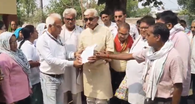 त्यौंथर में कर्मचारी संघ का विरोध, एफआईआर निरस्त करने की मांग को लेकर सौंपा ज्ञापन