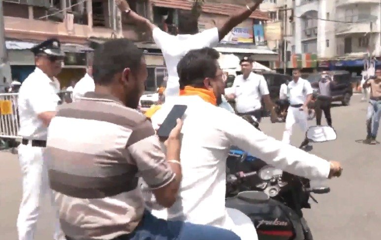 कोलकाता में BJP कार्यकर्ताओं का जश्न, सीएम ममता बनर्जी के घर के बाहर ‘जय श्री राम’ के नारे