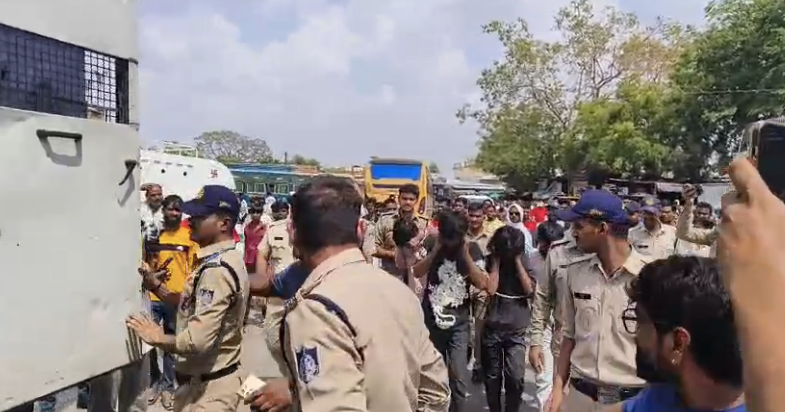 आलोट में मनीष माली हत्याकांड: आरोपियों का पैदल मार्च, कान पकड़कर मांगी माफी