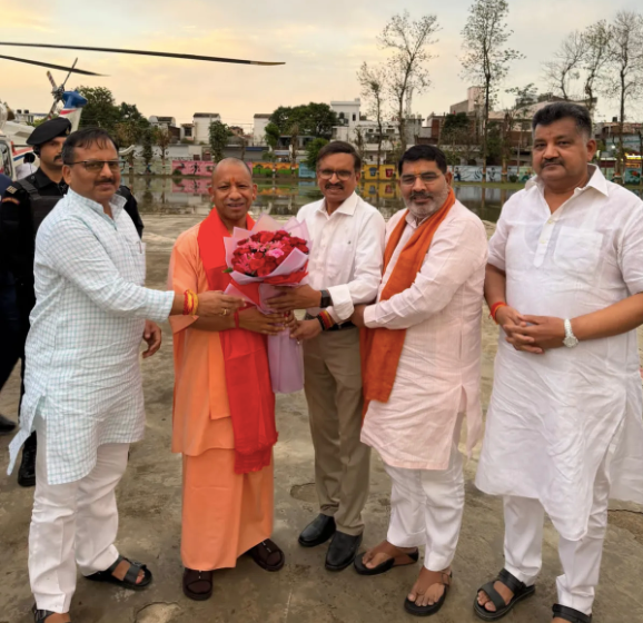 गोरखपुर हेलीपैड पर सीएम योगी का भव्य स्वागत, भाजपा नेताओं ने पश्चिम बंगाल में जीत पर दी बधाई