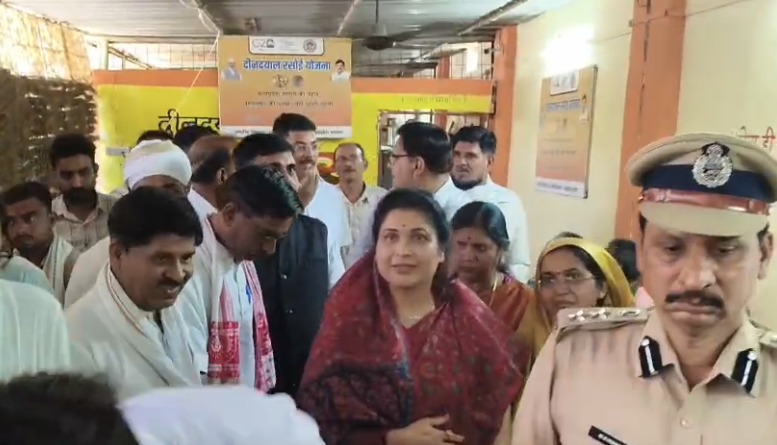 टीकमगढ़ में ‘जन शीतल आश्रय’ का शुभारंभ: प्रभारी मंत्री कृष्णा गौर ने गरीबों संग किया भोजन