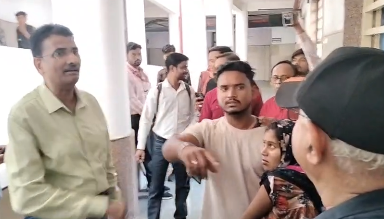 दमोह जिला अस्पताल में कलेक्टर प्रताप नारायण यादव का औचक निरीक्षण: अव्यवस्थाओं पर भड़के, अनुपस्थित कर्मचारियों के वेतन काटने के निर्देश