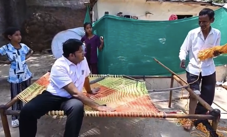 शिवपुरी में कलेक्टर अर्पित वर्मा का अनोखा दौरा: चारपाई पर बैठकर कारीगरों से किया संवाद