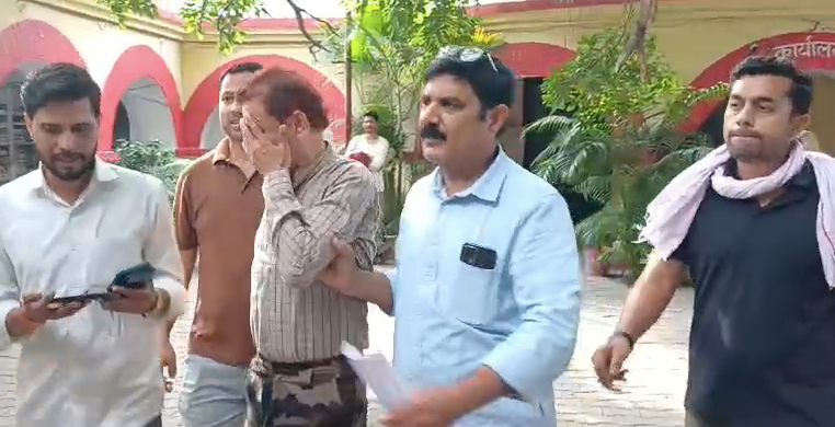 लखीमपुर खीरी में वन विभाग का लिपिक रिश्वत लेते गिरफ्तार: एंटी करप्शन टीम ने 12 हजार रुपये के साथ दबोचा