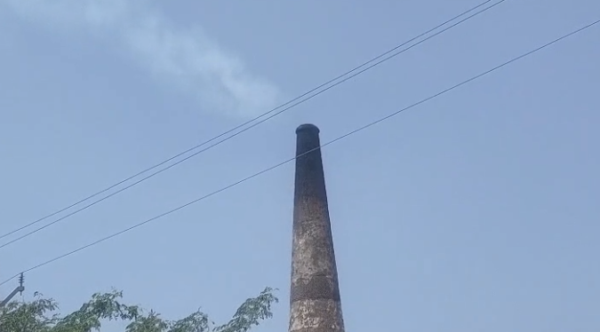 कासगंज के गंजडुंडवारा में ईंट भट्टों से बढ़ा प्रदूषण: मुख्य मार्ग पर धूल-धुआं से लोग परेशान
